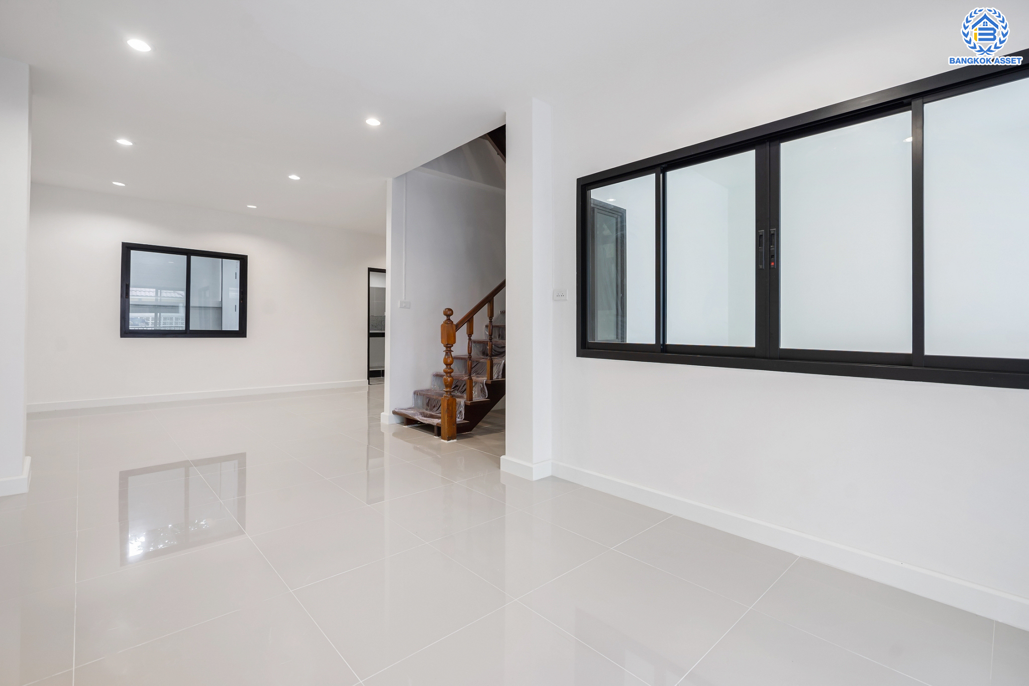 บ้านมือสองตกแต่งใหม่ ม.ซอยเรวดี58 รัตนาธิเบศร์ ทาวน์โฮม 3 ชั้น เนื้อที่ 19 ตร.ว. ฟังก์ชัน 4 ห้องนอน 3 ห้องน้ำ 1 ที่จอดรถ พร้อมตอบโจทย์ทุกการเข้าอยู่ บนทำเลเดินทางสะดวก เข้า-ออก ได้หลายเส้นทาง ใกล้เซ็นทรัลรัตนาธิเบศร์ และรถไฟฟ้าสายสีม่วง "สถานีบางกระสอ"